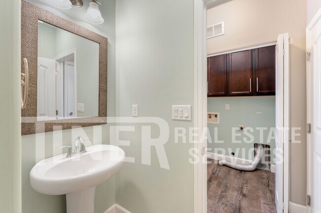 Building Photo - 1040 Matthews Run Way