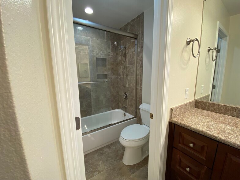 Master Bath - 9546 Easter Way
