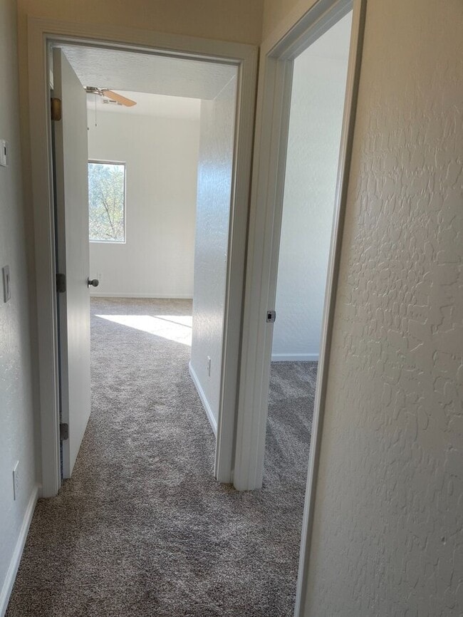 Building Photo - Clean Townhome in Great Location