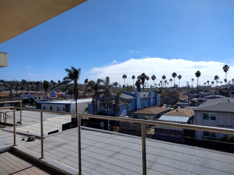 Building Photo - 5040 Santa Monica Ave