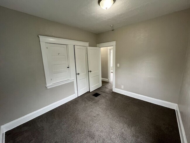 Building Photo - Three bedroom one bathroom single family home for rent MOVE IN SPECIAL - HALF OFF FIRST MONTHS RENT
