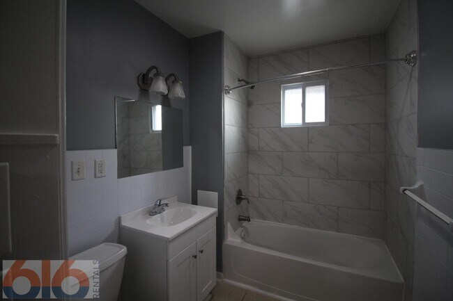 Building Photo - 813 Douglas St NW