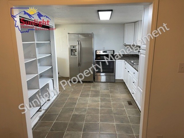 Building Photo - Check out this single family home with 3 bedrooms and 2 baths.