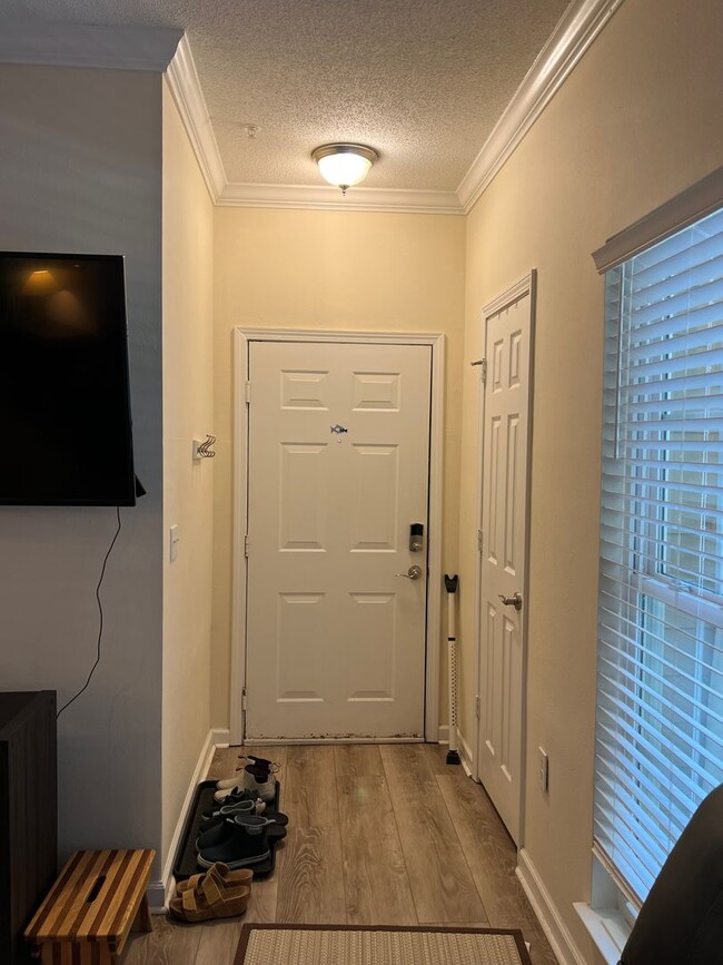 Building Photo - Unfurnished First Floor Condo w/ Garage!