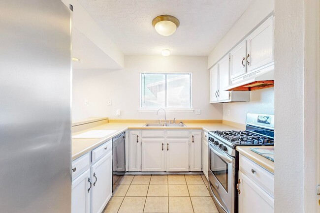 Building Photo - Taylor Ranch 4/BD 2/BA 2/CG