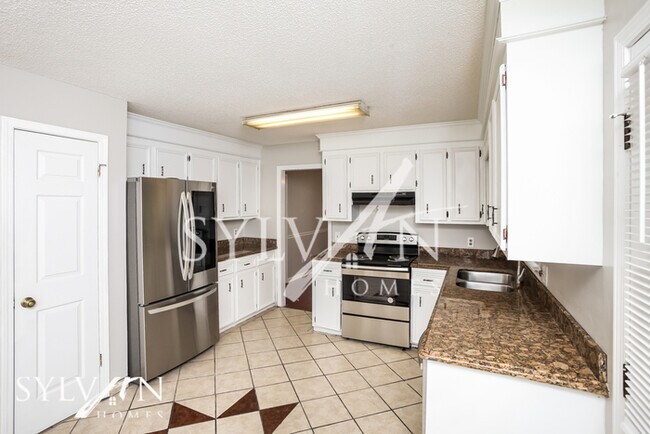 Building Photo - Enjoy the coziness of this darling home