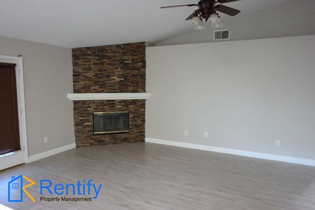 Building Photo - Updated! 4BD/2BA Home in SW Bakersfield