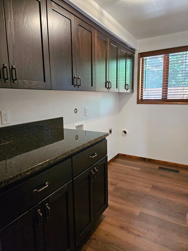 Building Photo - 3Bd/2Ba Single Story Home-For Viewing!