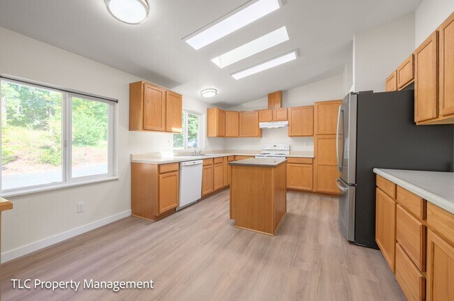 Building Photo - 3bd/2bath Home with a view!!