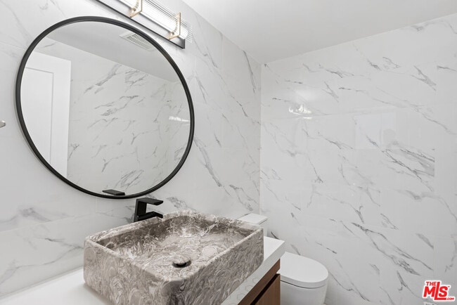 Building Photo - 1549 Palisades Dr