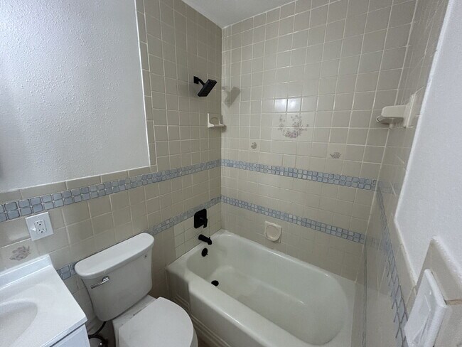 Building Photo - "Cozy 1-Bed Retreat in St. Pete's Heart – Your Perfect 285 Sq Ft Haven Awaits!"