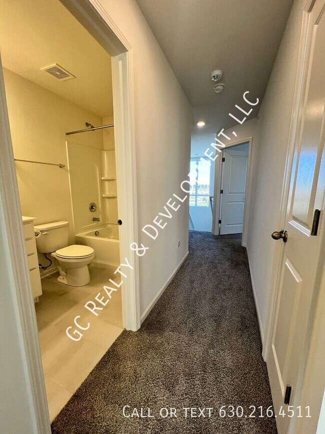 Building Photo - 2217 Parkside Dr
