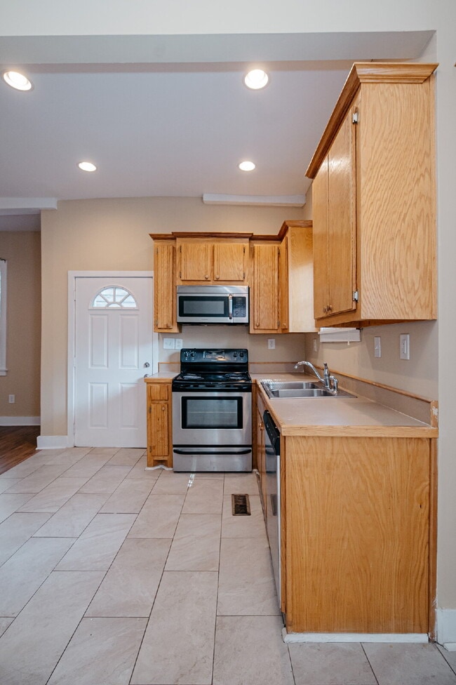 Building Photo - Renovated 2 Bed 2 Bath Charleston Victorian Home