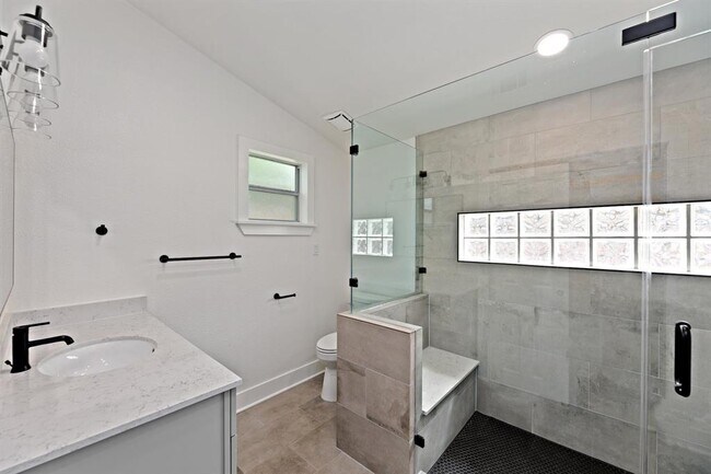 Building Photo - 2208 Santa Rita St