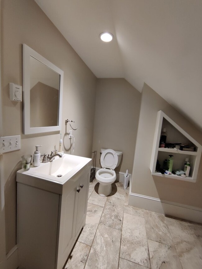 Building Photo - Large Recently Renovated Unit, Free Laundry, Parking Included, Stainless Steel Appliances