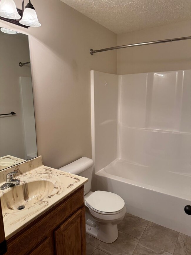 Building Photo - BEAUTIFUL 3 bedroom | 2 bathroom | 3 Car G...