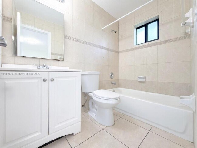 Building Photo - 3 bedroom in Miami FL 33142