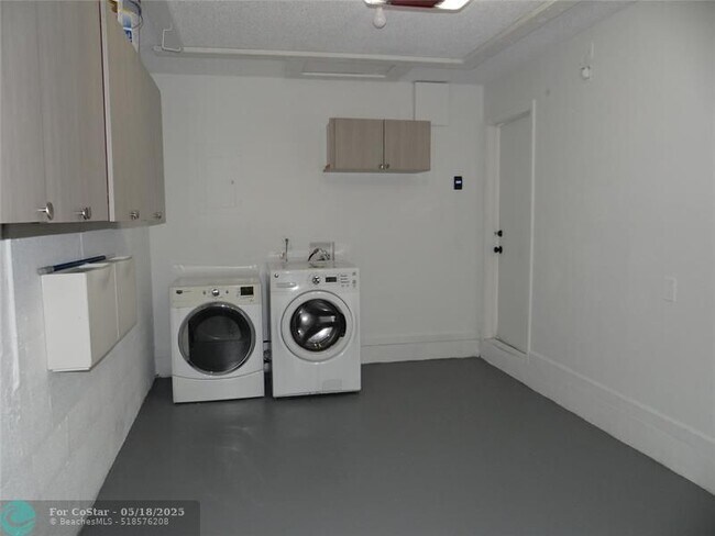 Building Photo - 4036 Eastridge Cir