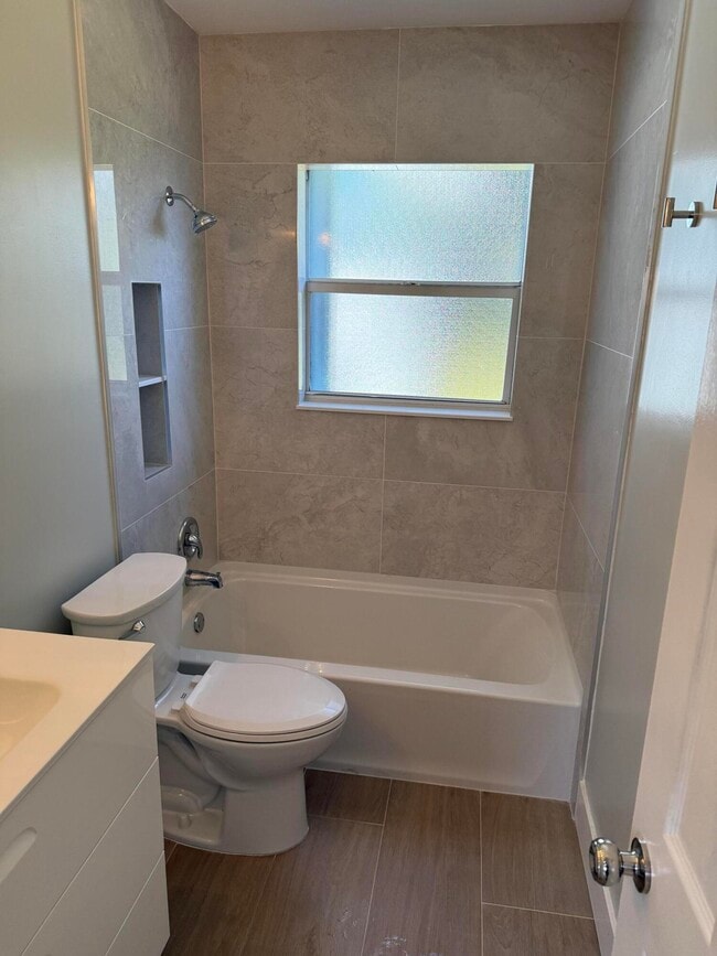 Building Photo - 926 C St