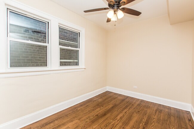 Building Photo - Condo Quality 2Bed/1bath in Bucktown! In-Unit Laundry! Stainless Steel! Quartz Counters!