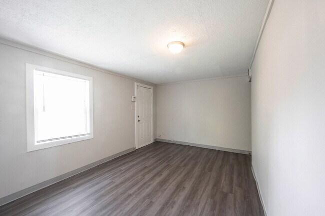 Building Photo - "Charming 3-Bed, 2-Bath Retreat in Indiana...