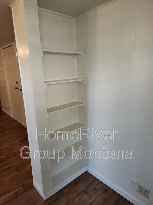 Building Photo - 724 Strand Ave