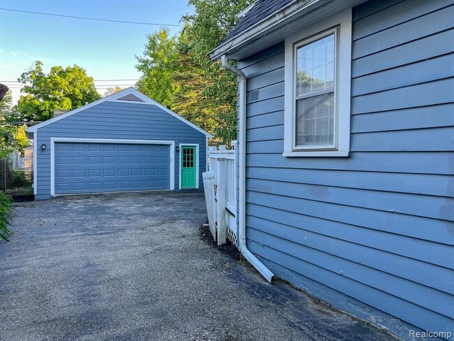 Building Photo - 932 Forest Ave