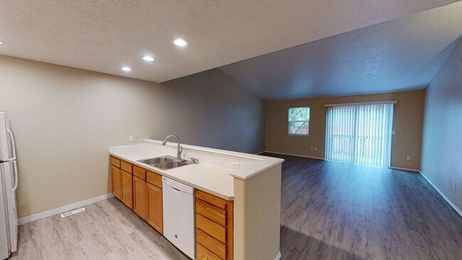 Building Photo - Single Level  House in Sandy- Great Open Floor Plan- Pet Friendly!
