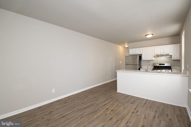 Building Photo - 3 Bed 1 Bath Renovated Townhouse