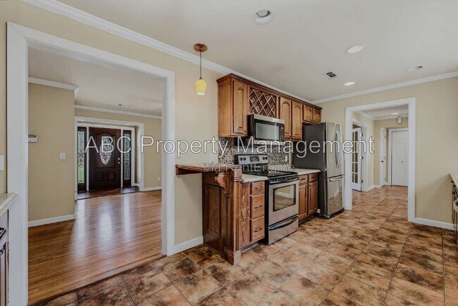 Building Photo - 911 Eicher Ave