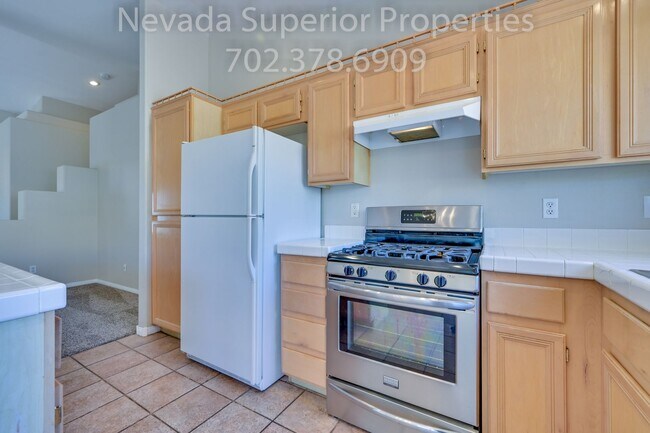 Building Photo - SE Single Story 3 Bedroom Home!!! Low Main...