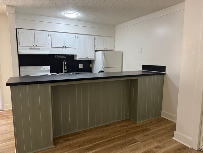 Building Photo - 1 Bed, 1 Bath Apartment – Great Location & Amenities! Flexible Lease Terms Available