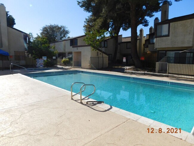 Primary Photo - Spacious 2 bedroom- no neighbors under you !!