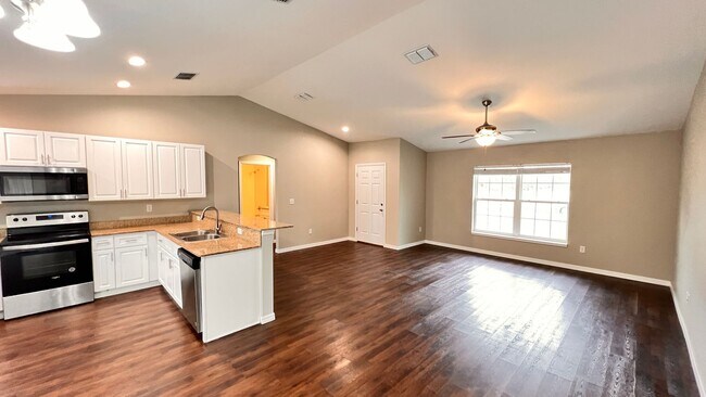 Building Photo - Charming 3 Bedroom, 2 Bathroom Home in the Lovely Marion Oaks of Ocala!