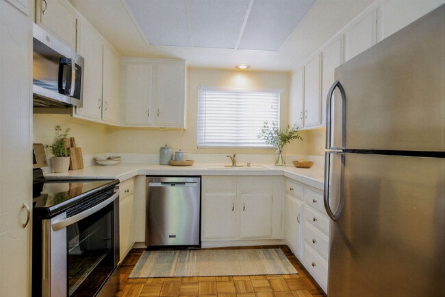 Building Photo - Spacious 3BD/3BA Condo with Enclosed Patio and Resort-style Amenities