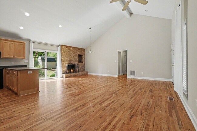 Building Photo - 290 University Cir