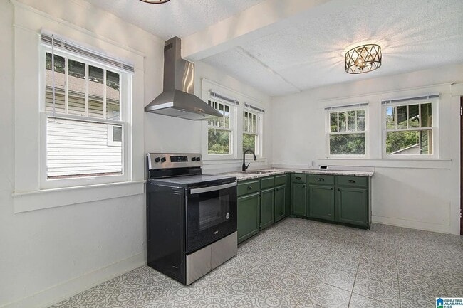 Building Photo - Charming Craftsman Bungalow in South East ...