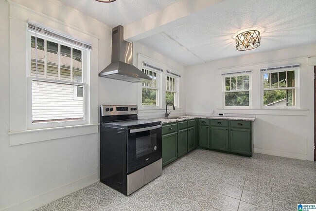 Building Photo - Charming Craftsman Bungalow in South East Lake