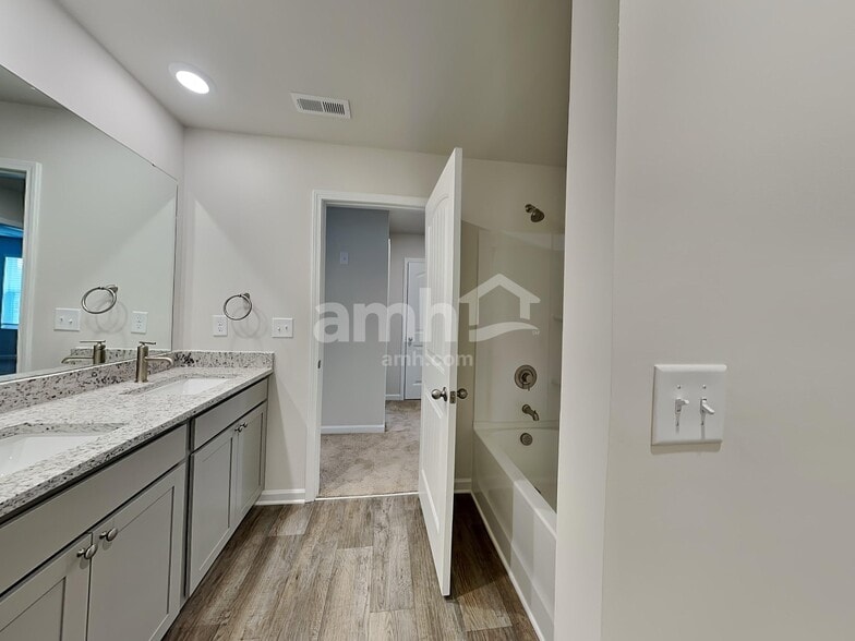 Building Photo - 3260 Emberly Dr