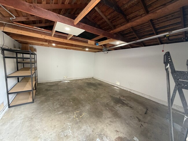 Building Photo - 3 Bedroom | 1.5 Bathroom | Single-Family Home
