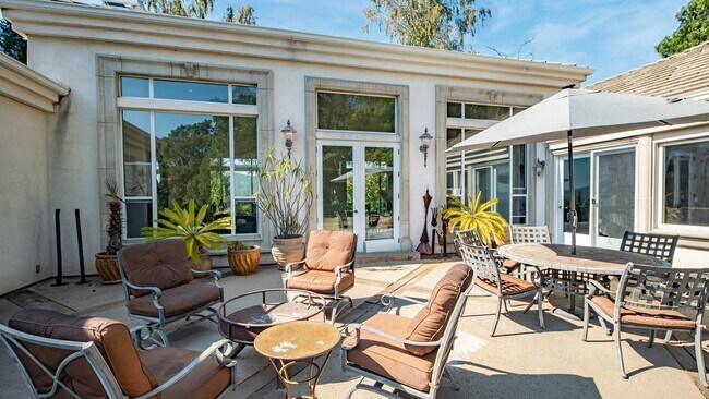 Building Photo - Hilltop Estate in Green Valley-Fully Furni...