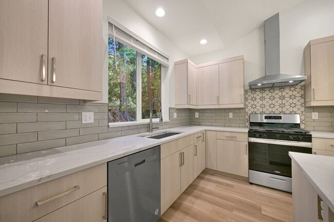 Building Photo - Modern 3BD/2.5BA Home in Sudden Valley – B...