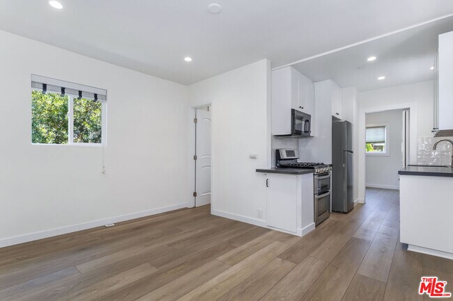 Building Photo - 336 Rennie Ave