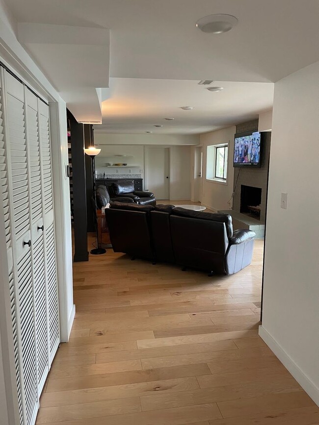 Building Photo - 414 Shorecrest Dr