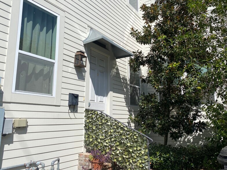 Private entrance - 5415 Danneel St