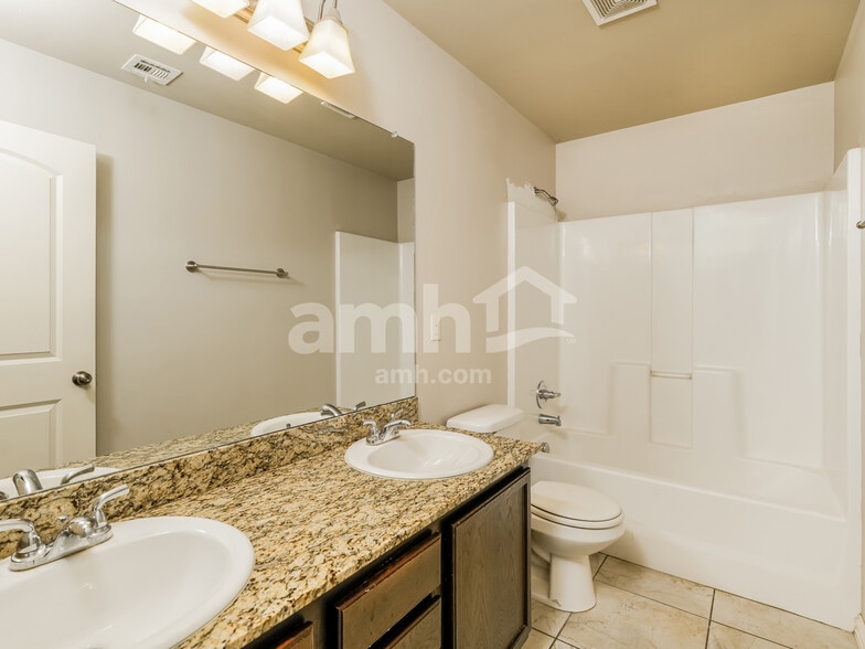 Building Photo - 13332 S Poplar St