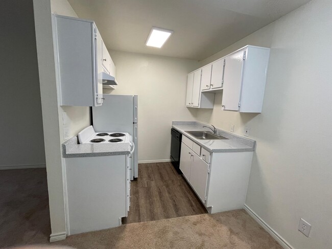 Building Photo - 407 Hickory Dr