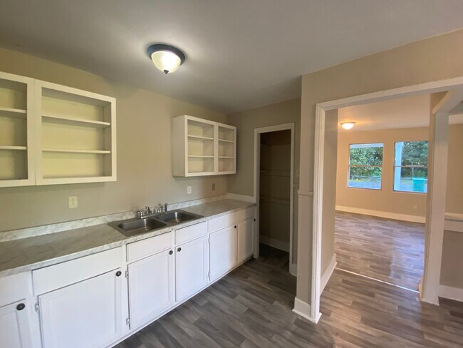 Building Photo - 1303 S Hart Ave