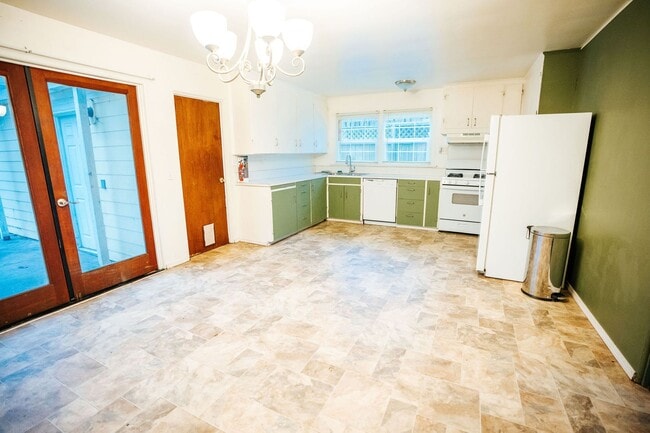 Building Photo - Spacious 4-bedroom, 2-bath single-family home located in a desirable Eureka neighborhood near Hen...