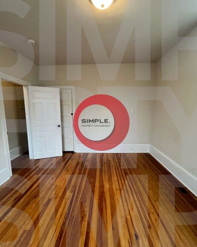 Building Photo - 556 Main St